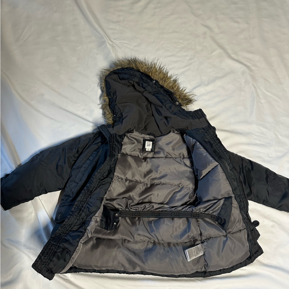 Baby GAP black puffer with removable faux fur trim, size 5T